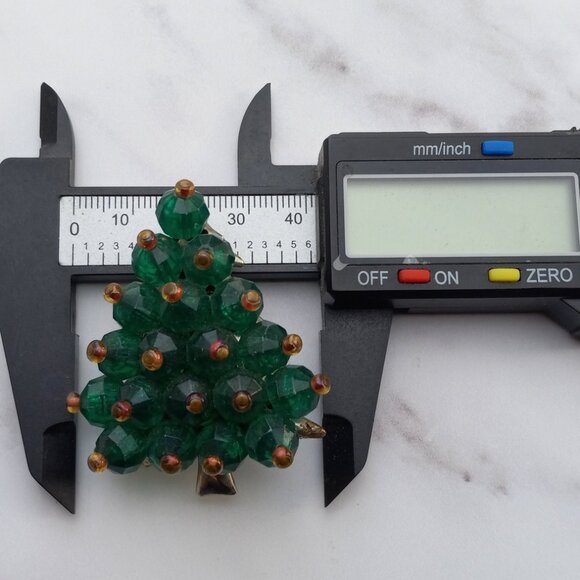 Christmas Tree Brooch Faceted Green Beads w Red Toppers 1960s - Picture 8 of 11